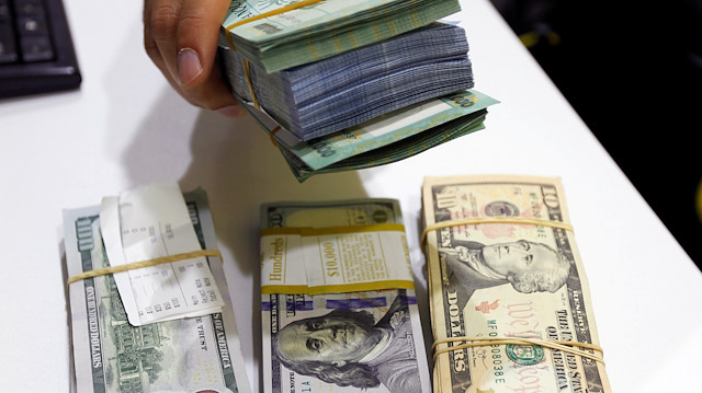 Lebanese Money Changers Cut Dollar Exchange Rates By 30 Pounds Cut Dollar Exchange Rates By 30 Pounds