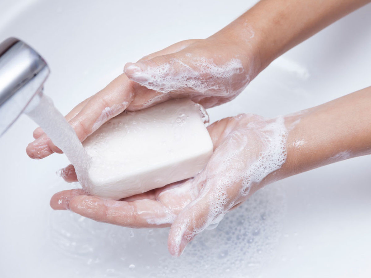 Неприятный запах мыла. Мыло для рук. Мытье рук. Руки моются. Мыльные руки.