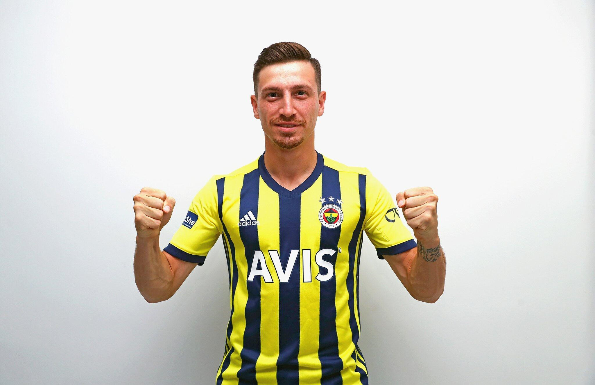 Mert Hakan Yandaş'ın Fenerbahçe formasıyla verdiği poz.