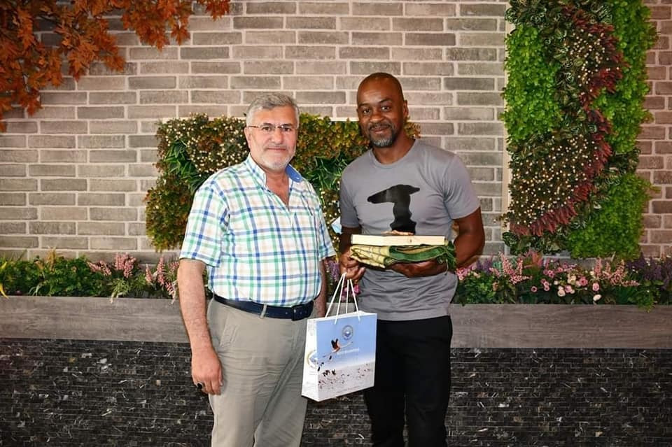 Eddie Newton, Konya'da aile ziyaretinde bulundu. Kulu Belediyesi'nin yemek davetine katılan Newton'a Kuran-ı Kerim, seccade ve tespih hediye edildi.