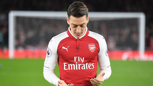 Mesut Özil, Arsenal'de son günlerde kadroya girememiş ve bu durum İngiliz medyasında tartışma konusu olmuştu.