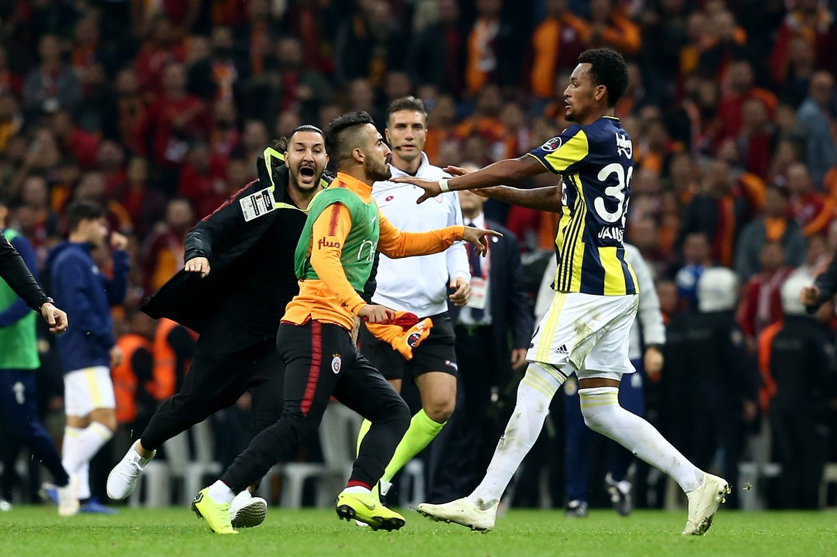 Muğdat Çelik, Galatasaray forması giydiği dönemde oynanan olaylı derbide Jailson'u kovalamıştı.