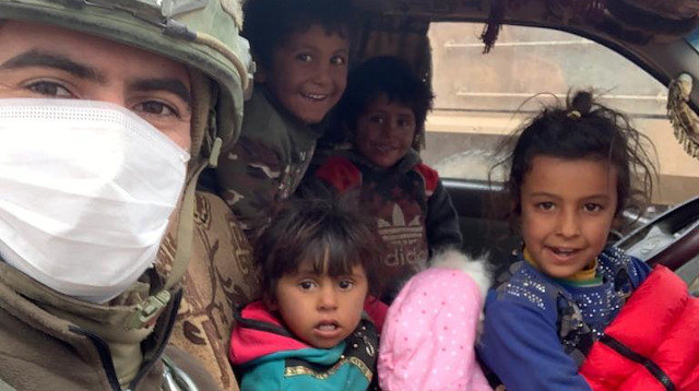 الجيش التركي يقدم مساعدات شتوية لـ 64 سوريًا