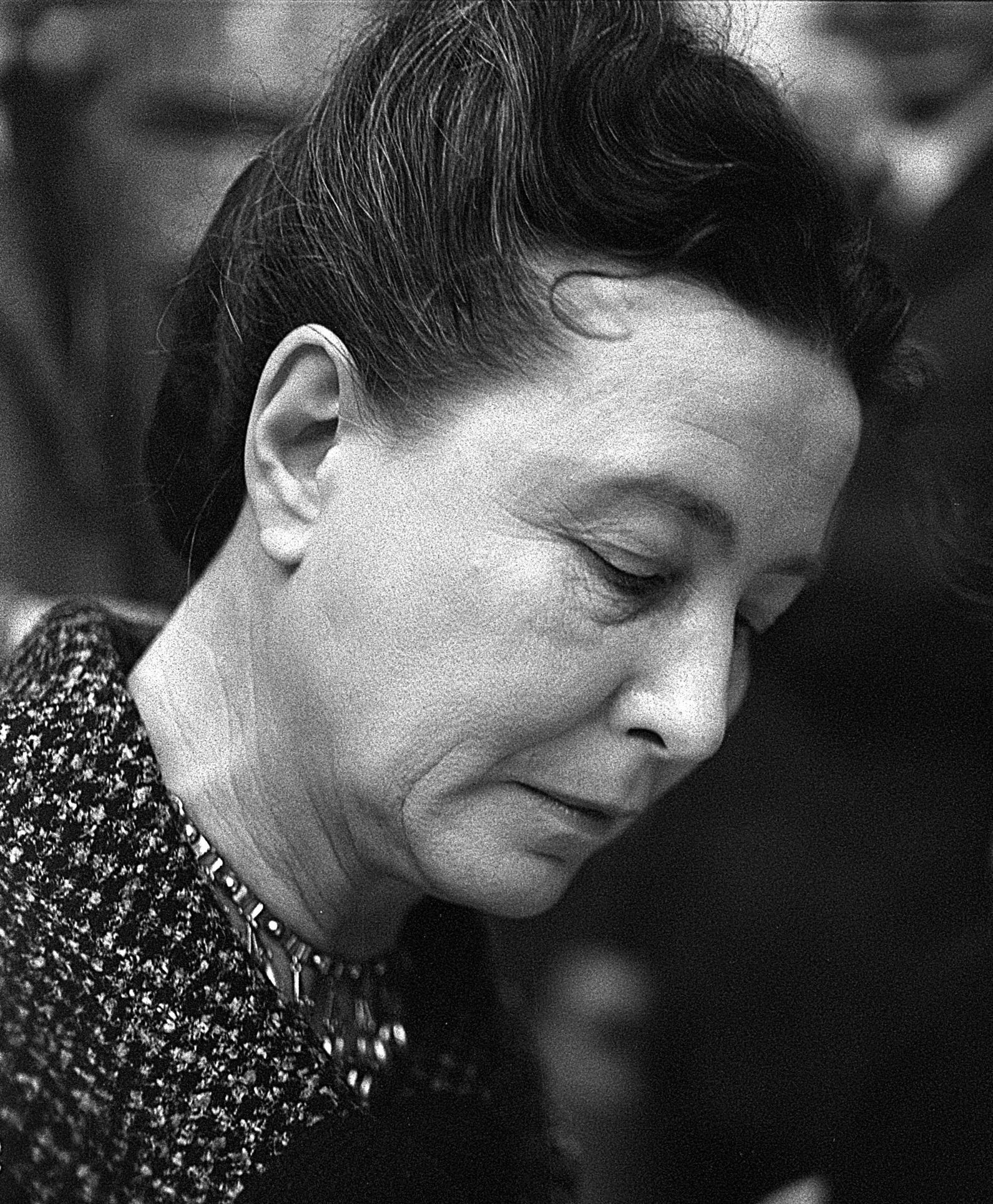 Де бовуар. Симона Бовуар. Simone de Beauvoir Hairstyle. Симона де Бовуар в старости. Симона де Бовуар в детстве.