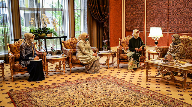 Turkish first lady's gifts presented to Malaysian queen