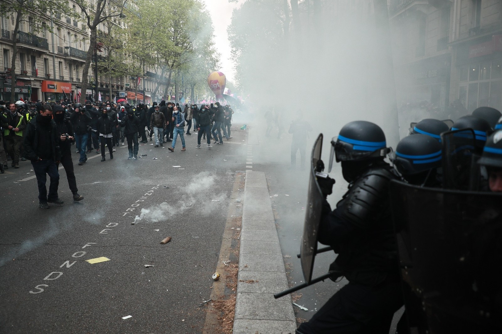 Демонстрации в париже. Манифестации в Париже. Беспорядки на Первомайской демонстрации 1993.