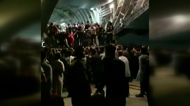 مشاهد تعرض حالة فوضى وقلق داخل مطار كابل بأفغانستان