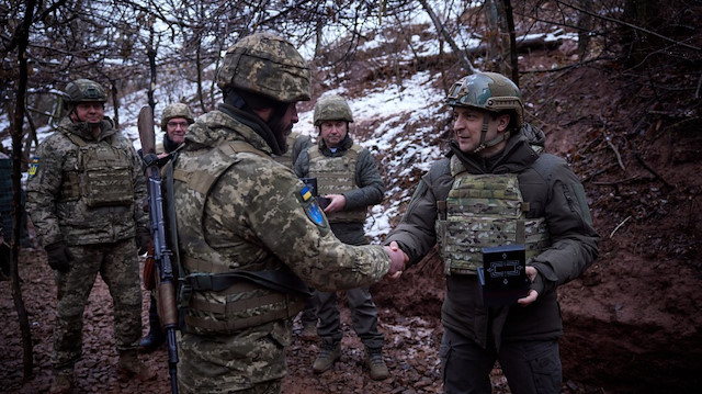​​الرئيس الأوكراني يزور جبهة دونباس