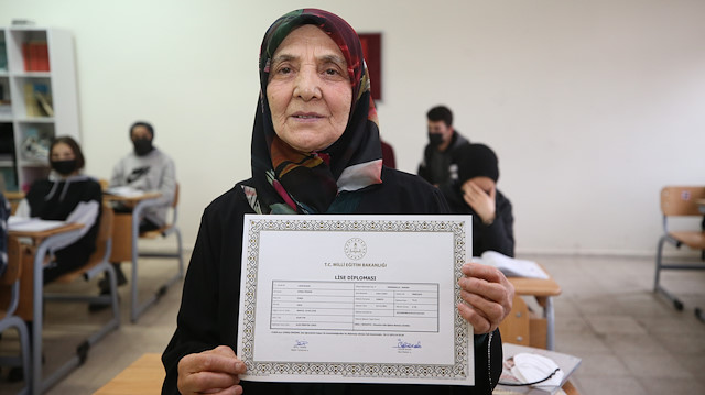 مسنة تركية تحقق حلمها بنيل شهادة الثانوية بعد بلوغها 84 عاما