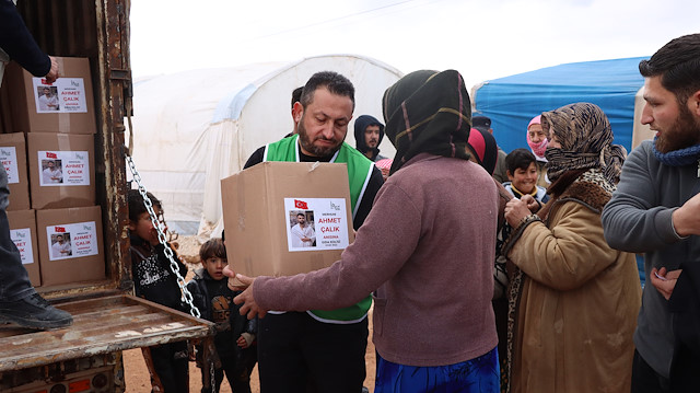أسرة لاعب تركي راحل تقدم 750 طردا غذائيا للنازحين في إدلب