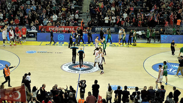 Kırmızı ejderhalar yarı finale kanatlandı