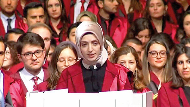 جامعة إسطنبول.. احتفاء بكلمة إحدى المتفوقات بكلية الطب خلال حفل التخرج