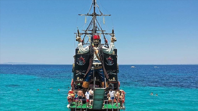 "سفينة القراصنة".. جولة بنكهة كاريبية في خلجان إيجة بتركيا