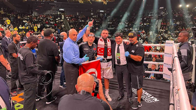 ABD'de ağır sıklet boks maçını kazanan Ali Eren Demirezen konuşmasına 