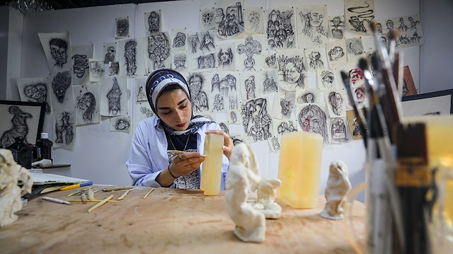 فنانة فلسطينية تواجه معاناة "الغزيين" باللوحات والمنحوتات