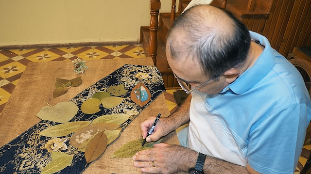 ضابط تركي متقاعد يبدع في الرسم على ورق الشجر