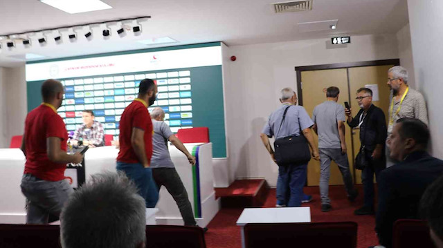 Gazetecilerden Bayram Bektaş'a tepki: Salonu terk ettiler