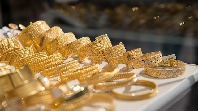 أسعار الذهب تتراجع قرب قاع عامين