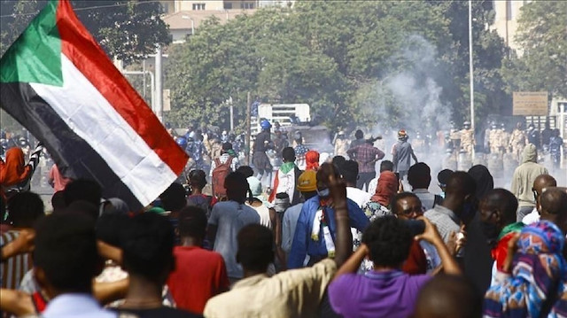 الخرطوم.. "كر وفر" بين الأمن ومتظاهرين يطالبون بالحكم المدني