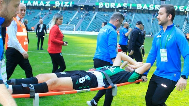 Sahaya giren taraftarlar futbolcuyu sakatladı: Oyuncu hastaneye kaldırıldı