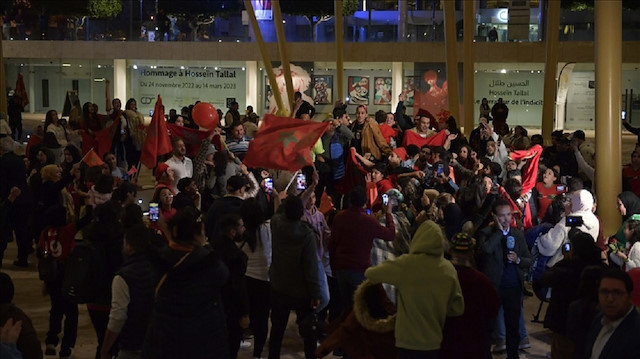 آلاف المغاربة يهتفون في الشوارع احتفالا ببلوغ ربع نهائي المونديال