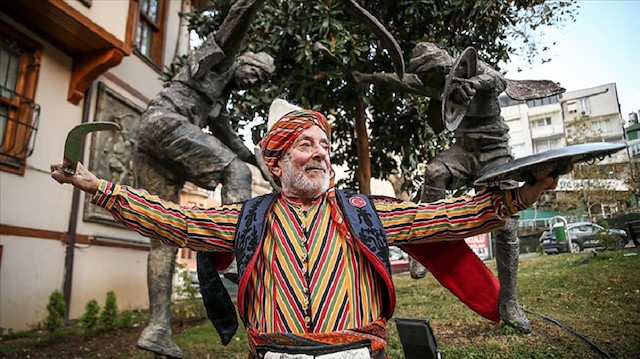 شوكت شارداغ.. تركي يقدم رقصة "السيف والترس" منذ 6 عقود