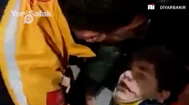 زلزال تركيا.. لحظات عصيبة أثناء انتشال طفل من تحت الأنقاض في ديار بكر
