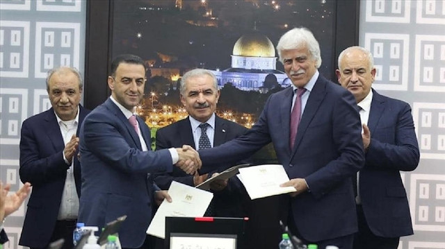 الحكومة الفلسطينية توقع اتفاقيات تنهي خلافات مع النقابات