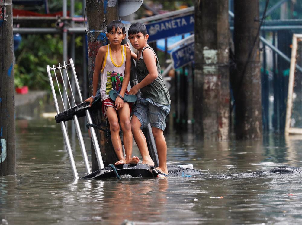 Torrential monsoon rain hits Philippines