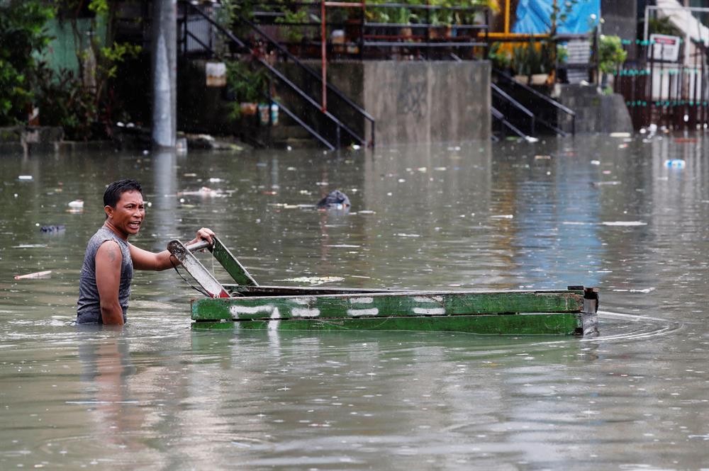 Torrential monsoon rain hits Philippines