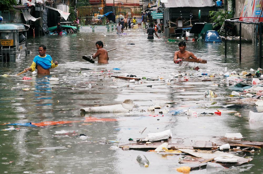 Torrential monsoon rain hits Philippines