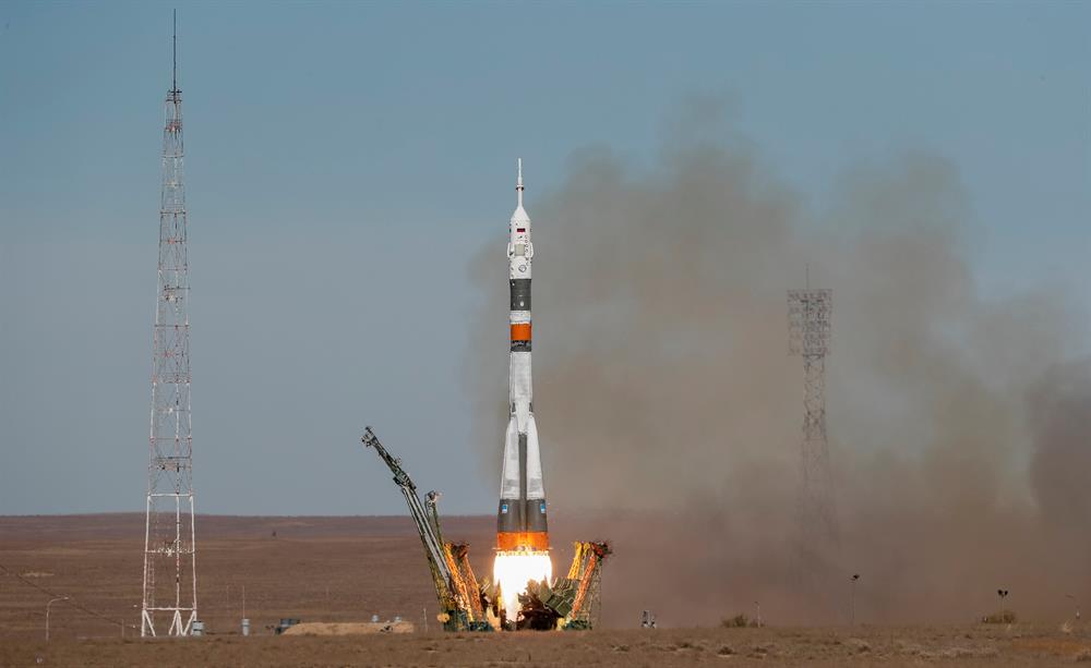 Soyuz rocket fails in mid-air, two-man US-Russian crew lands safely
