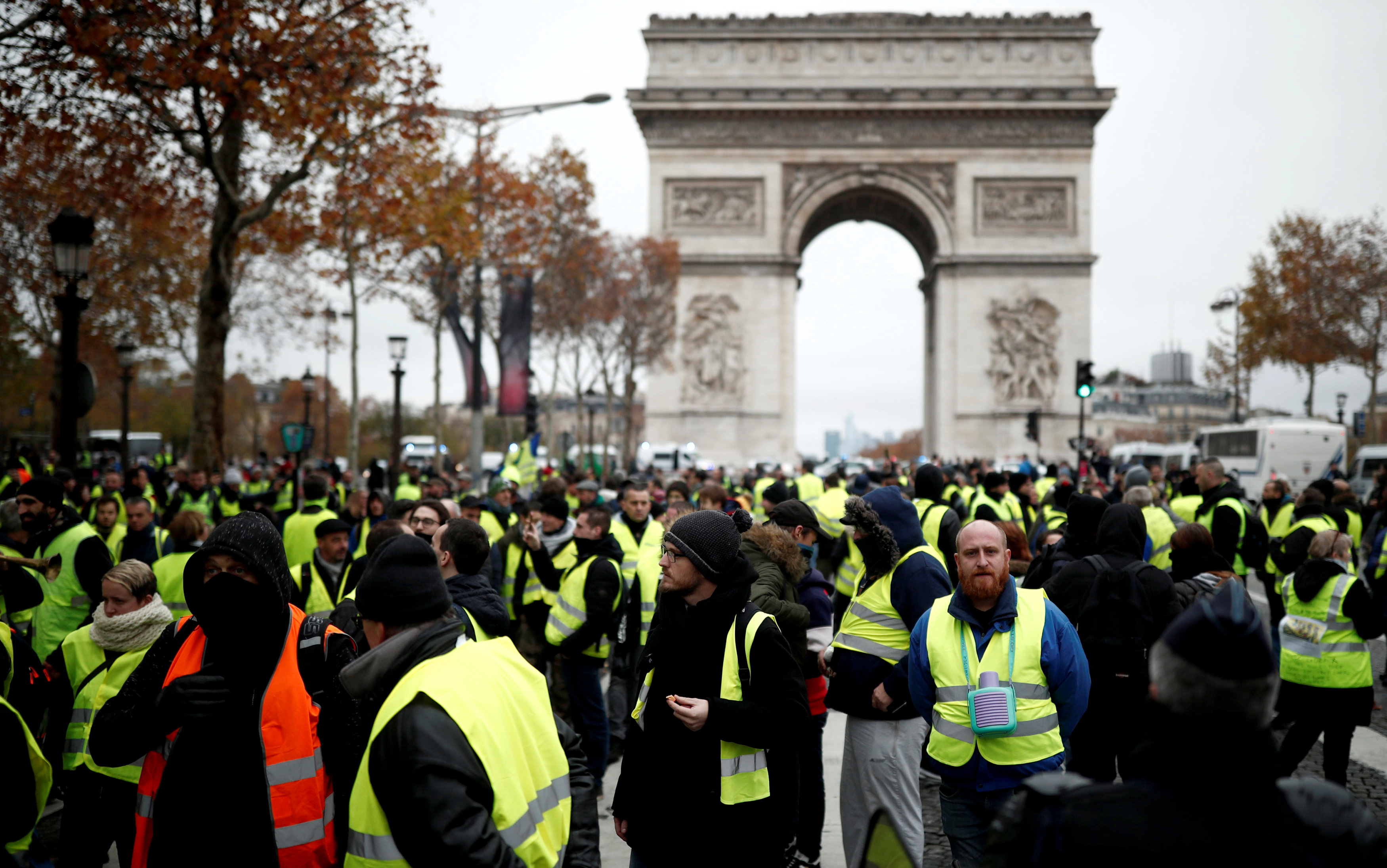 Paris news. Елисейские поля мигранты. Франция в опасности. Протест на Елисейских полях. Протесты во Франции 2018.