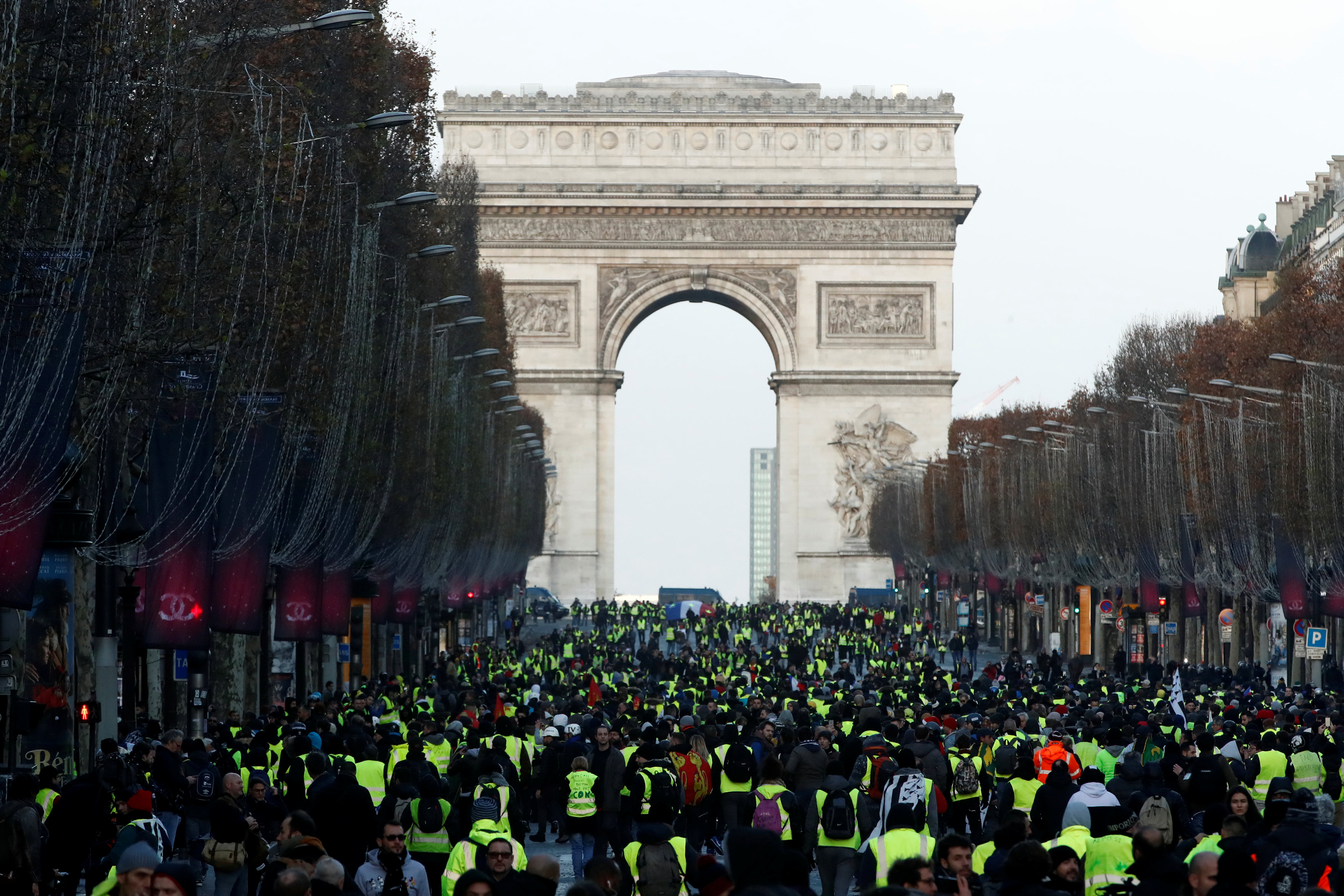 Во франции принято. Триумфальная арка Париж протесты. Париж улицы в движении. Don't walk on the Lawns Елисейские поля. Елисейские поля в Париже сегодня мигранты.