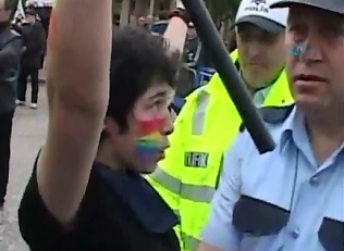 1 Mayısta beni erkek polis arasın krizi