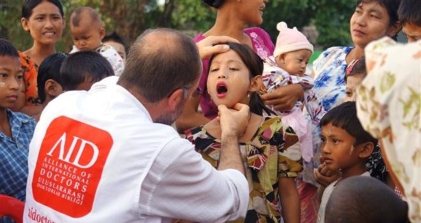 Arakan'a sağlık götürdüler