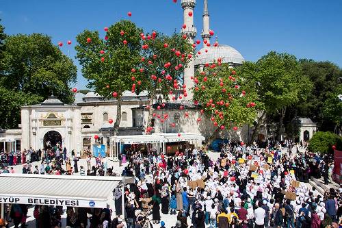 600 children meet at historical Istanbul mosque to pray