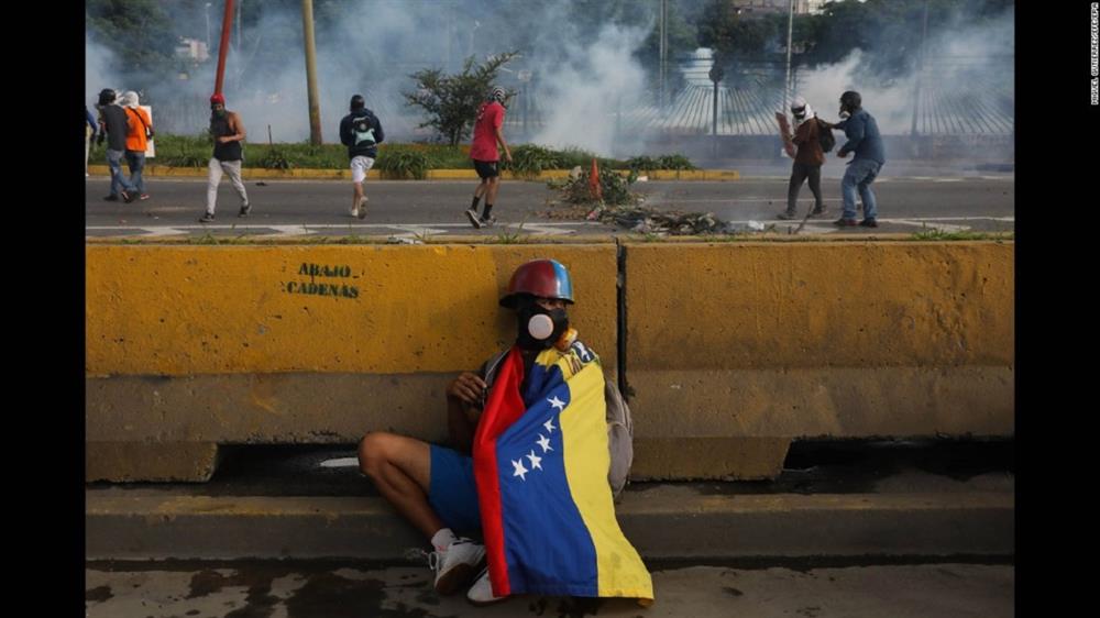Venezuela'da Yüksek Mahkeme'nin Kongre'nin yetkilerini üzerine alması üzerine muhaliflerin çağrısıyla halk sokağa dökülmüştü.