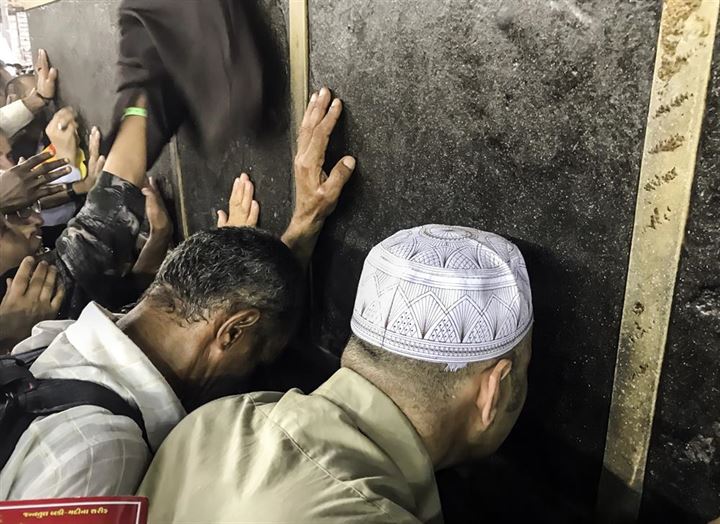 Tearful prayers at the Kaaba