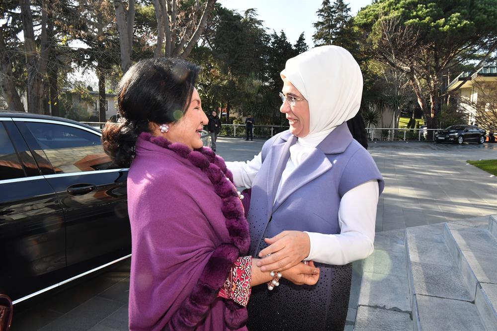 Turkey's first lady hosts luncheon for wives of leaders attending OIC summit in Istanbul