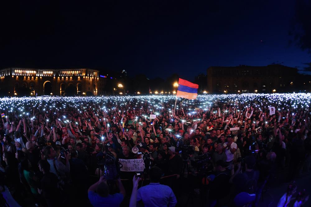 Ermenistan'da yaşanan eylemler nedeniyle gündelik hayat durma noktasına geldi. Ulaşım sekteye uğradı, komşu ülkelerle iletişim kesildi.