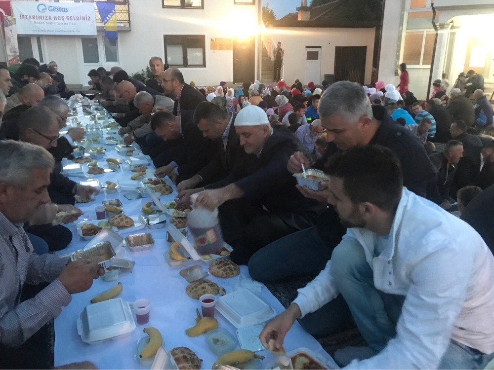 Turkish aid agencies provide iftar meals abroad
