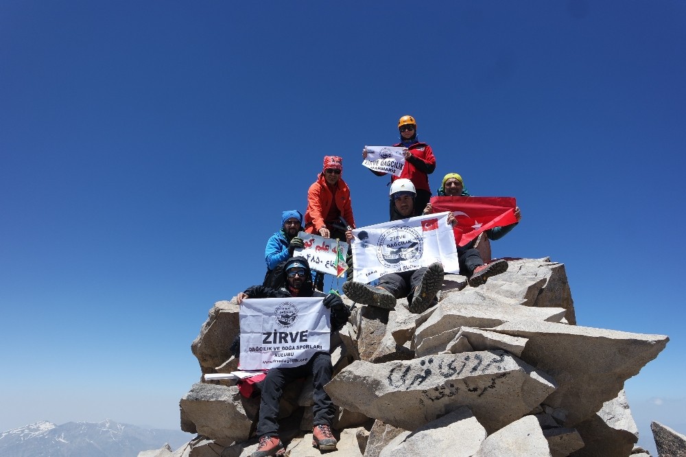 Turkish climbers raise national flag on highest peaks in Iran
