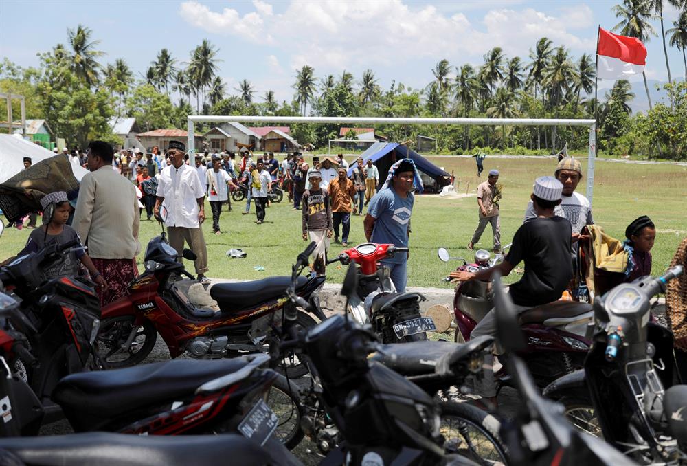 Indonesians gather for Friday prayers despite devastating quake, tsunami