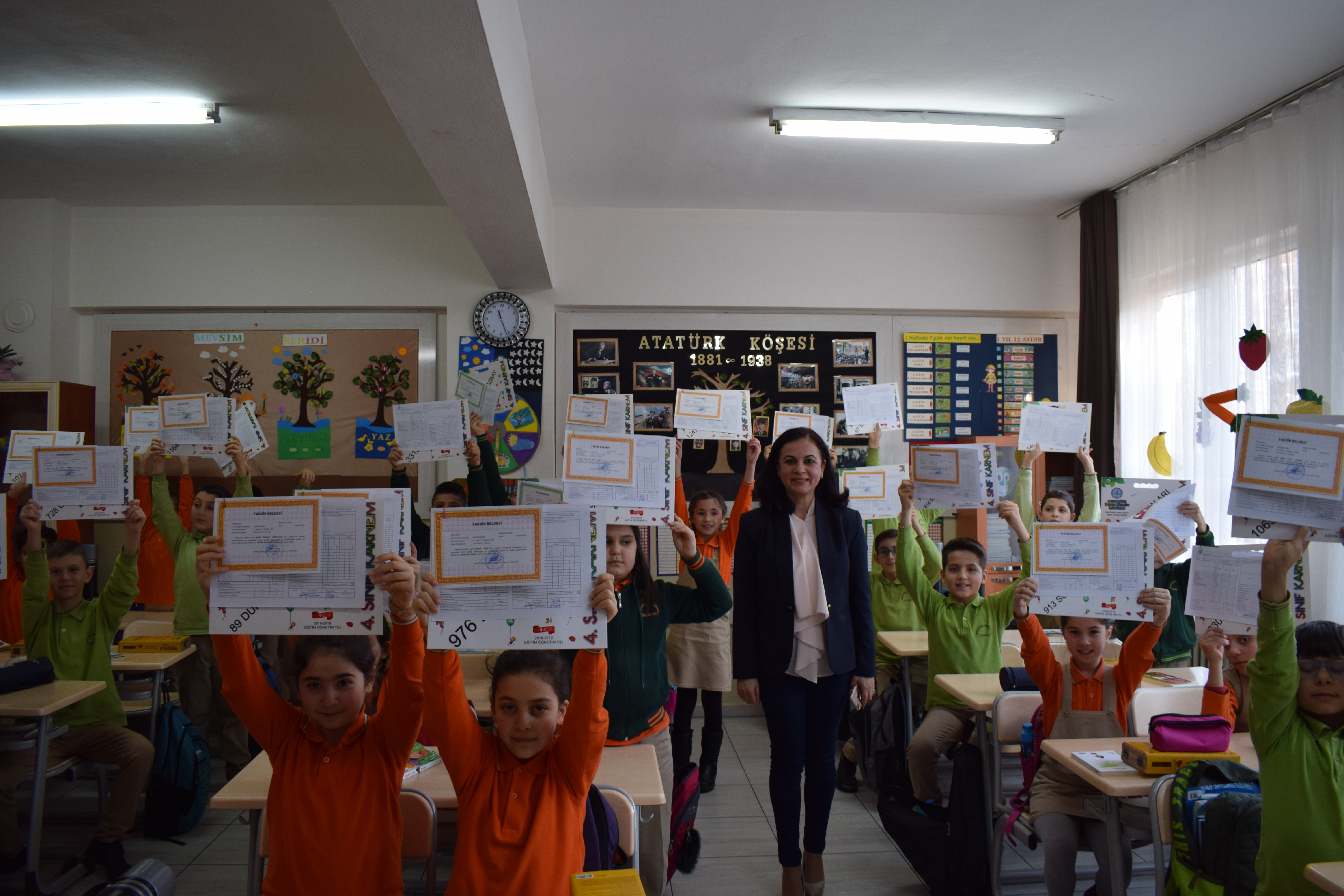 18 million Turkish students receive midterm report cards