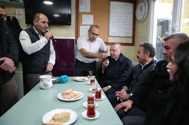 How do you take your tea? Erdoğan stops to chat with taxi divers in Ankara