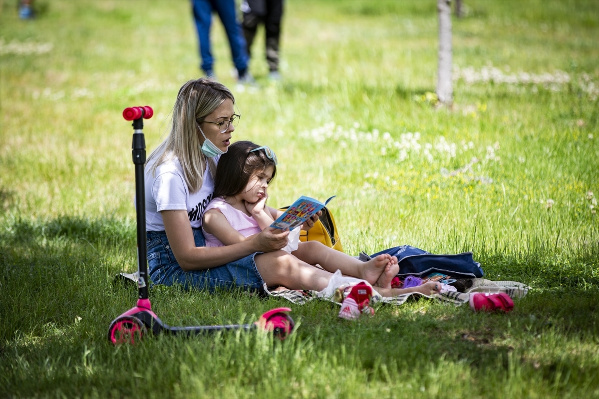 Years. Years and years фото. Обмен студентами. Гонки музыкальная группа. Солист группы years years.