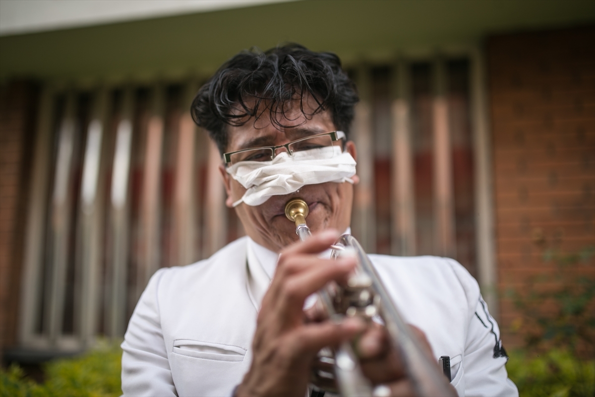 Colombia: Mariachis band delivers serenate at the streets during COVID-19 pandemic