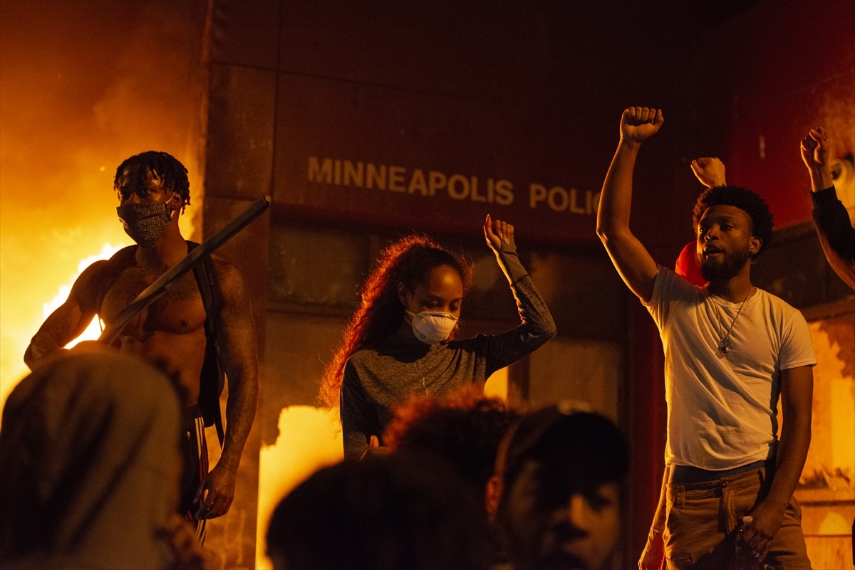 US: Protestors set fire to Minneapolis police precinct