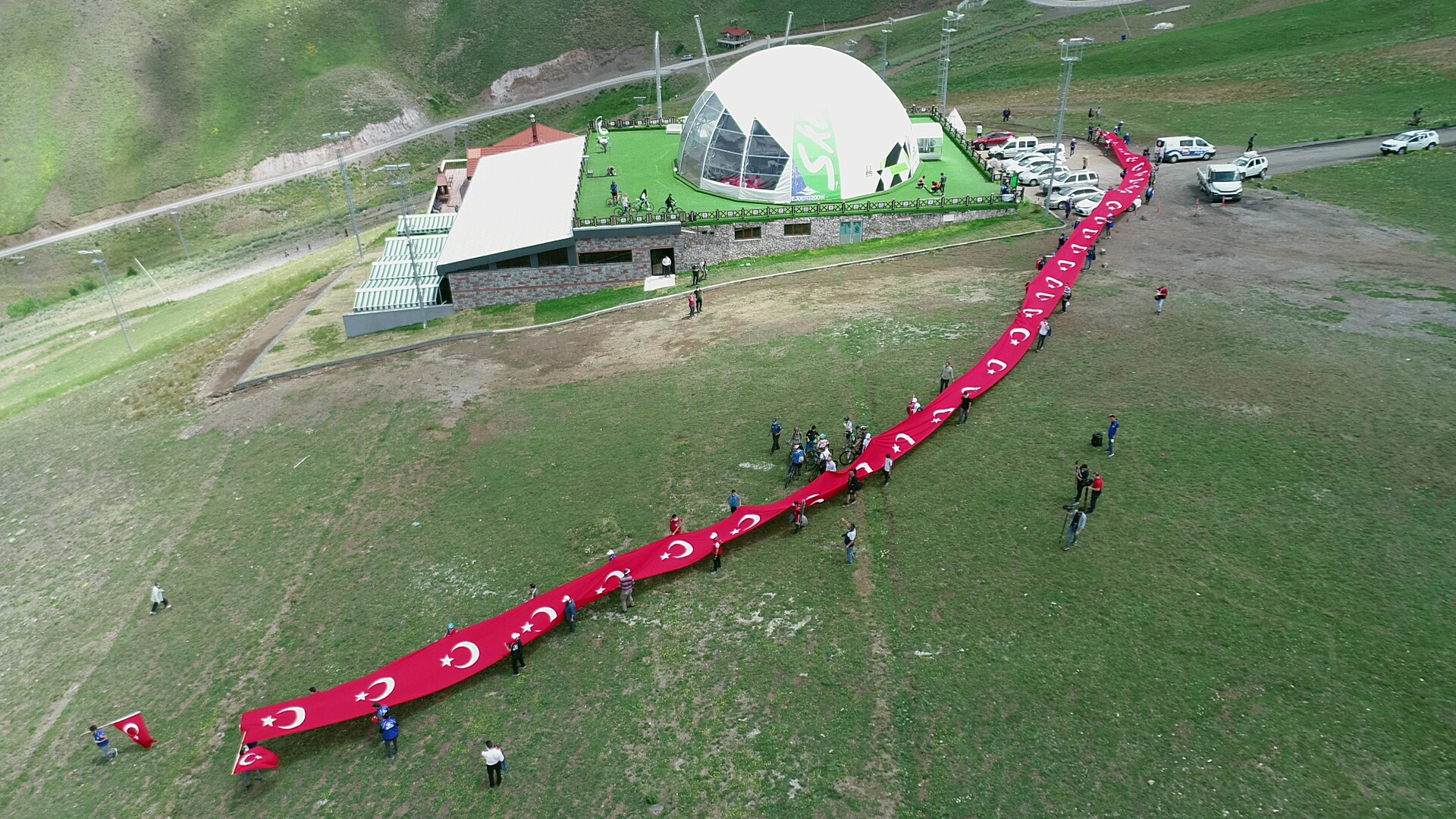 Youth carry giant Turkish flag to commemorate 4th anniversary of July 15 coup attempt